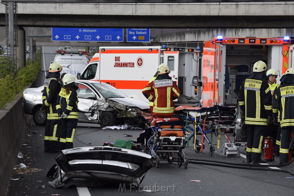 VU Auffahrunfall A 3 Rich Oberhausen kurz vor AS Koeln Dellbrueck P036.JPG - Miklos Laubert